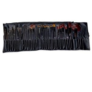 NWOT Set of Makeup Brushes